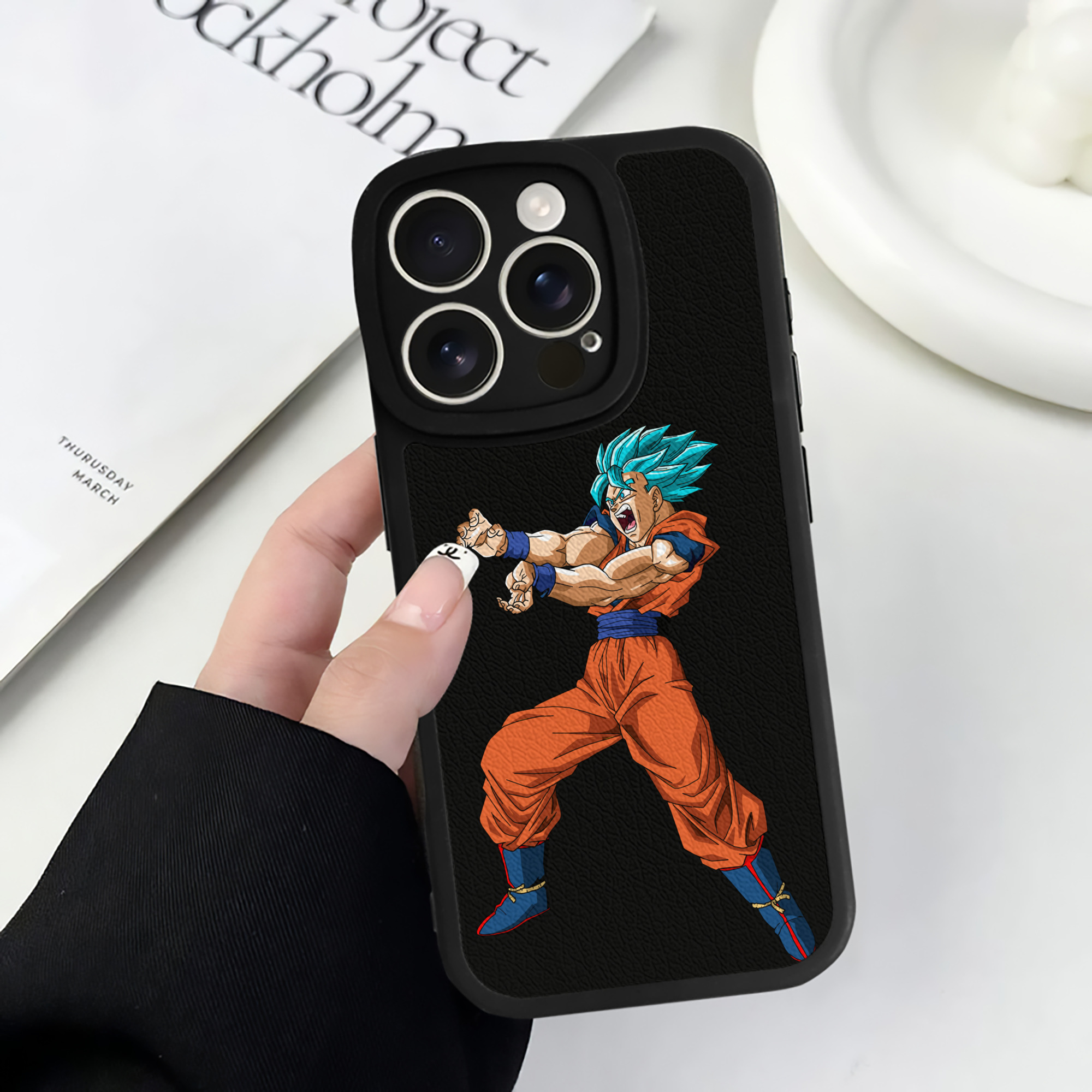 （画像用） ドラゴンボール 孫悟空（そん ごくう）Son Goku カカロット DRAGON BALL Kakarotto 【iPhone 16シリーズ対応】シリコンスマホケース（レザー調） 材質：シリコン